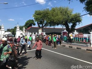 Puluhan Warga Berebut Air Sisa Jamasan Kereta Kencana Keraton Jogja Puluhan Warga Berebut Air Sisa Jamasan Kereta Kencana Keraton Jogja