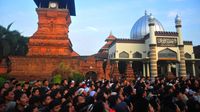Warga Berebut Nasi Jangkrik di Masjid Menara Kudus