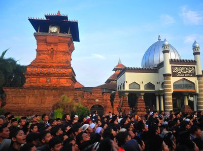 Warga Berebut Nasi Jangkrik di Masjid Menara Kudus