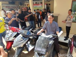 Kebahagiaan Hendri Kembali Tunggangi Motor yang Lama Hilang