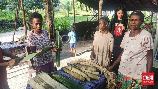 Warga Suku Tehit di Kampung Bariat, Sorong Selatan, Papua Barat Daya membuat kerajinan