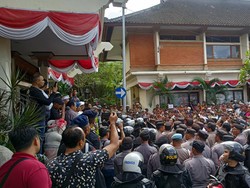 Ratusan Warga Desa Bugbug Jebol Gerbang Kantor Bupati Karangasem