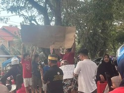 Warga Blokade Jalan Poros Palopo-Luwu gegara Jembatan Lambat Diperbaiki