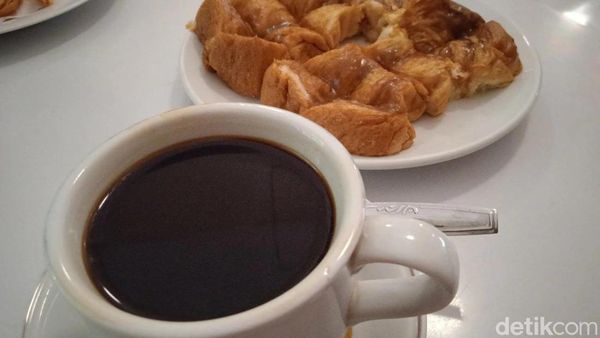 Warung Kopi Berusia Hampir 1 Abad Ini Masih Eksis di Bandung