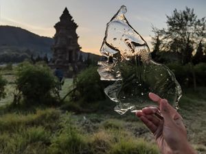 Kompleks Candi Arjuna Dieng Membeku Lagi, Capai Minus 4 Derajat Celsius!