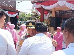 Pisah Sambut Kapolres Ngawi Diwarnai Isak Tangis