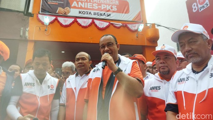 Anies Baswedan di acara senam PKS.