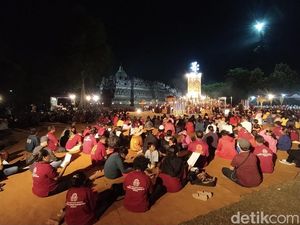 Ada Ritual Persembahan Api, Candi Borobudur Dipenuhi Ribuan Umat Buddha Ada Ritual Persembahan Api, Candi Borobudur Dipenuhi Ribuan Umat Buddha