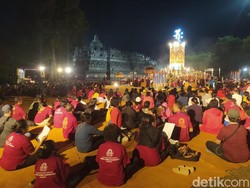 Ribuan Umat Buddha Ikuti Persembahan Api di Pelataran Candi Borobudur