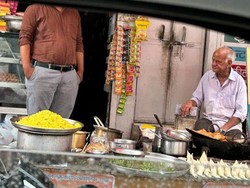 Bukan Demi Uang! Kakek Penjual Samosa Ini Semangat Jualan karena Ini