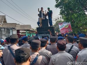 Geruduk Al-Zaytun, Massa Desak Polisi Tetapkan Panji Gumilang Tersangka Geruduk Al-Zaytun, Massa Desak Polisi Tetapkan Panji Gumilang Tersangka
