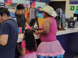 Baju Nyeleneh Ayah Saat Temani Anaknya Nonton Film Barbie