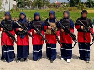 Viral Santriwati Tenteng Airsoft Gun, DPRD Jatim Minta Ponpes Ikut Aturan Viral Santriwati Tenteng Airsoft Gun, DPRD Jatim Minta Ponpes Ikut Aturan