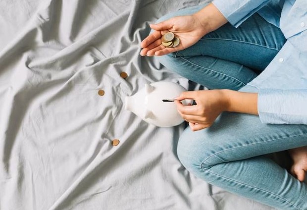 Perempuan sedang menghitung uang recehan