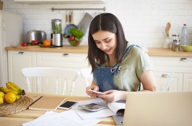 Perempuan sedang memeriksa dokumen