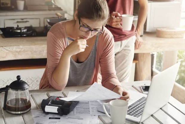 Perempuan sedang menhitung sesuatu