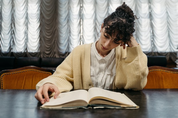 Ilustrasi perempuan membaca buku/Foto: Pexels/andrea piacquadio Ilustrasi perempuan membaca buku/Foto: Pexels/andrea piacquadio