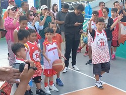 Memukau! Jan Ethes Unjuk Skill Basket saat FIBA Trophy Tour di Solo