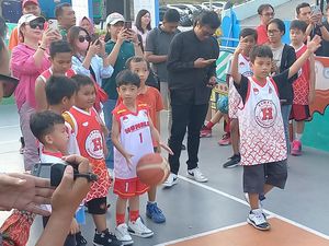 Memukau! Jan Ethes Unjuk Skill Basket saat FIBA Trophy Tour di Solo Memukau! Jan Ethes Unjuk Skill Basket saat FIBA Trophy Tour di Solo