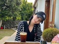Gemas! Jisoo BLACKPINK, Si Pencinta Kopi yang Dapat Jersey Erling Haaland