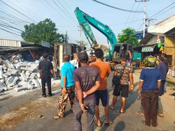 Truk Terguling Timpa Warung Makan di Purwakarta, 5 Orang Terluka