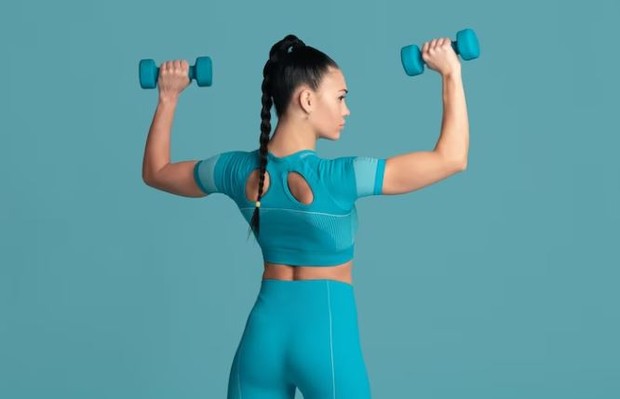 Kenaikan masa otot/ foto: Freepik/ master1305 Perempuan sedang memamerkan otot