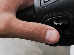 Sopir Alphard Banting Pemotor, Awalnya Cekcok Tak Terima Diklakson