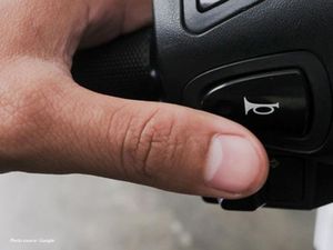 Sopir Alphard Banting Pemotor, Awalnya Cekcok Tak Terima Diklakson Sopir Alphard Banting Pemotor, Awalnya Cekcok Tak Terima Diklakson