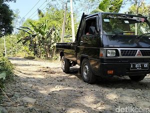 Warga Geram Jalan Rusak di Pandeglang Tak Diperbaiki, Sampai Dijual Online Warga Geram Jalan Rusak di Pandeglang Tak Diperbaiki, Sampai Dijual Online