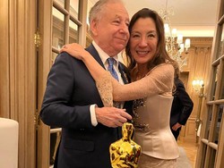 Piala Oscar Michelle Yeoh Eksis di Hari Pernikahan dengan Jean Todt