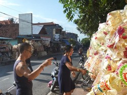 Laris Manis Jual Pernak-pernik Galungan