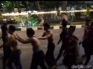 Aksi Kejar-kejaran Polisi dengan Pesilat yang Konvoi di Surabaya Aksi Kejar-kejaran Polisi dengan Pesilat yang Konvoi di Surabaya