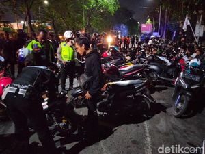 13 Motor Pesilat di Surabaya Ditilang Saat Konvoi 13 Motor Pesilat di Surabaya Ditilang Saat Konvoi