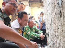 Senangnya Nenek Maysun, Rumahnya Hampir Roboh Direnovasi Polres Jaksel