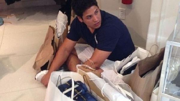 Begini Nih Jika Pria Tunggu Wanita Berbelanja, Mesti Kuat