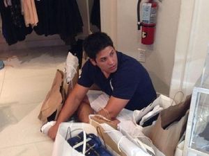 Begini Nih Jika Pria Tunggu Wanita Berbelanja, Mesti Kuat