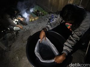 Warga Gelar Ritual untuk 8 Penambang Terjebak Tambang Emas di Banyumas