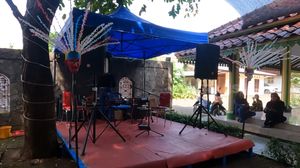 8 Potret Rumah Mandra, Fasilitas Lengkap Ada Panggung Seni Hingga Masjid
