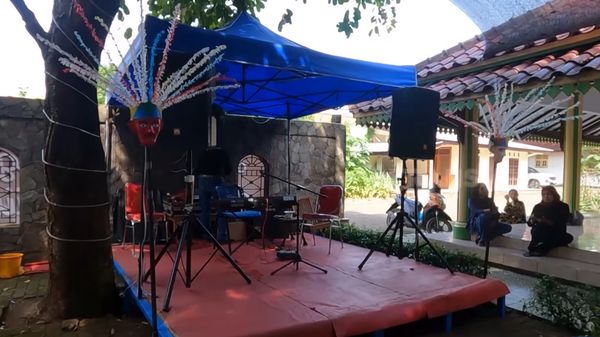8 Potret Rumah Mandra, Fasilitas Lengkap Ada Panggung Seni Hingga Masjid