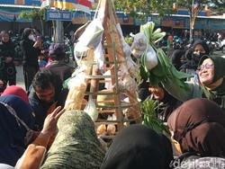 Melihat Serunya Sedekah Pasar ala Pedagang Pacitan