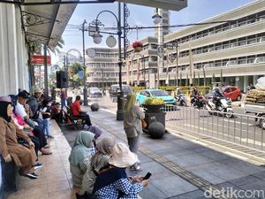Jelang Pawai AAF, Jalan Asia Afrika Mulai Dipadati Warga dan Fotografer