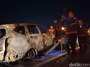 Toyota Calya Ludes Terbakar di Tol Paspro, Penumpang Syok Berat Toyota Calya Ludes Terbakar di Tol Paspro, Penumpang Syok Berat