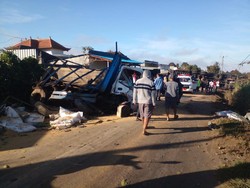 Tronton Tabrak Truk hingga Terguling di Kintamani, 2 Sopir Luka-luka