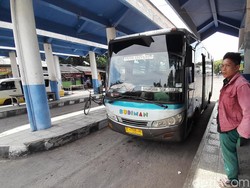 Sabarnya Acong Menanti Penumpang di Terminal Pangandaran