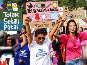 Aksi Susi Pudjiastuti Ikut Pawai Bebas Plastik di Sudirman Aksi Susi Pudjiastuti Ikut Pawai Bebas Plastik di Sudirman