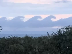 Awan Langka Berbentuk Ombak Bak Film Kartun Muncul