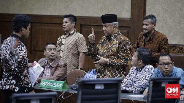 Wakil Ketua Umum Majelis Ulama Indonesia (MUI) Anwar Abbas (tengah) didampingi kuasa hukumnya mengikuti sidang perdana gugatan perdata yang diajukan Pimpinan Pondok Pesantren Al Zaytun Panji Gumilang di Pengadilan Negeri (PN) Jakarta Pusat, Jakarta, Rabu (26/7/2023). Panji Gumilang menggugat Anwar Abbas dan institusinya sebesar Rp1 triliun menyusul pernyataan Wakil Ketua MUI yang melontarkan tuduhan komunis berdasarkan potongan video yang beredar di sosial media. (CNN Indonesia/Adhi Wicaksono)