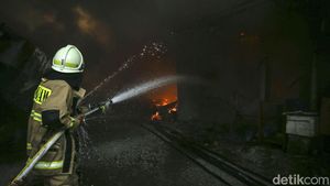 Damkar dan Warga Gotong-royong Padamkan Kebakaran di Kapuk Muara