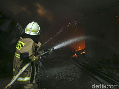 Damkar dan Warga Gotong-royong Padamkan Kebakaran di Kapuk Muara