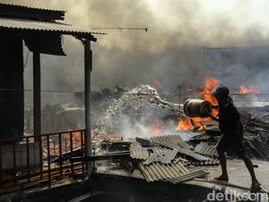Kebakaran di Kapuk Muara Hanguskan 400 Bangunan, Ribuan Warga Ngungsi Kebakaran di Kapuk Muara Hanguskan 400 Bangunan, Ribuan Warga Ngungsi